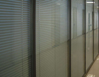 Vertikaljalousien zwischen den soliden/wärmeisolierenden Vorhängen des Glas-, zwischen Glas
